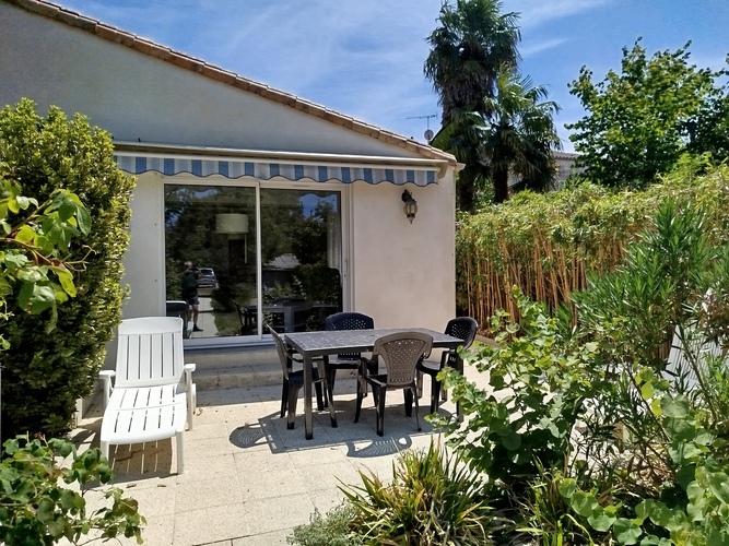 Maison-camélia-saujon-terrasse -avecè-store-banne 2