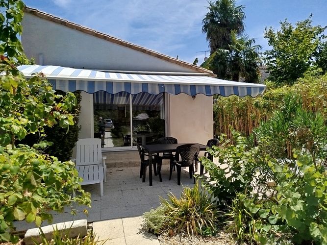 Maison-camélia-saujon-terrasse -avecè-store-banne